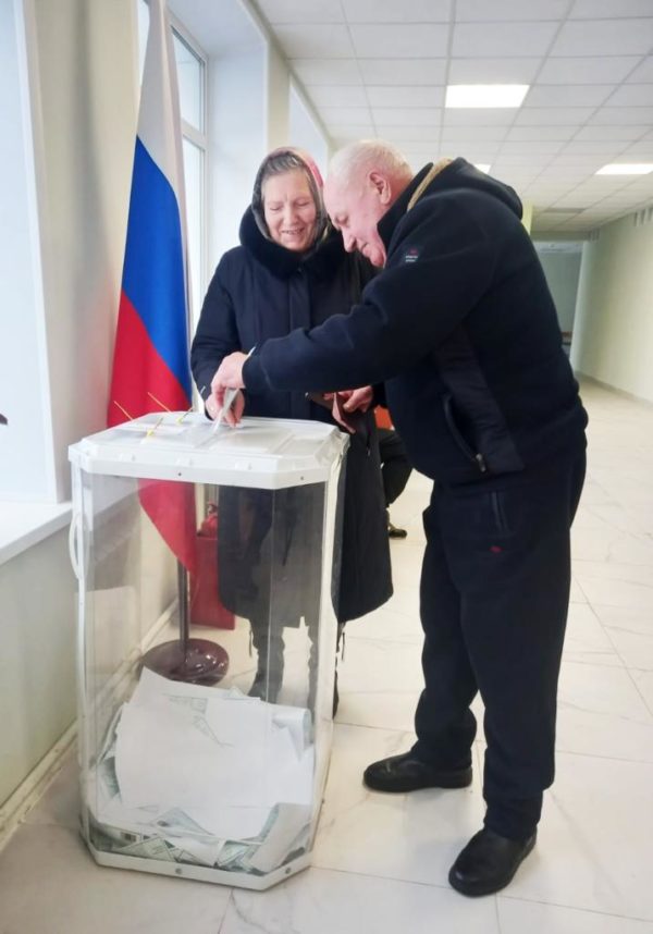 Семья Корябиных в день золотой свадьбы проголосовала на выборах президента