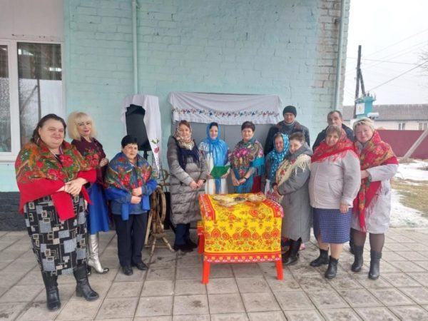 На участке №271 в с. Крупец избирателей встречают с блинами