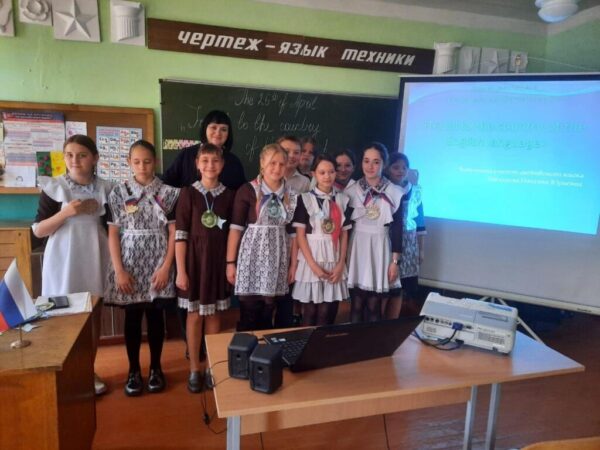 А в школе жизнь кипит!