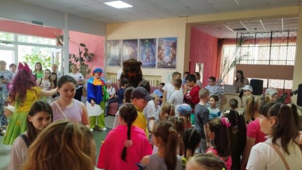 С праздником, дорогие ребята! Чудесных каникул! Счастливого детства!