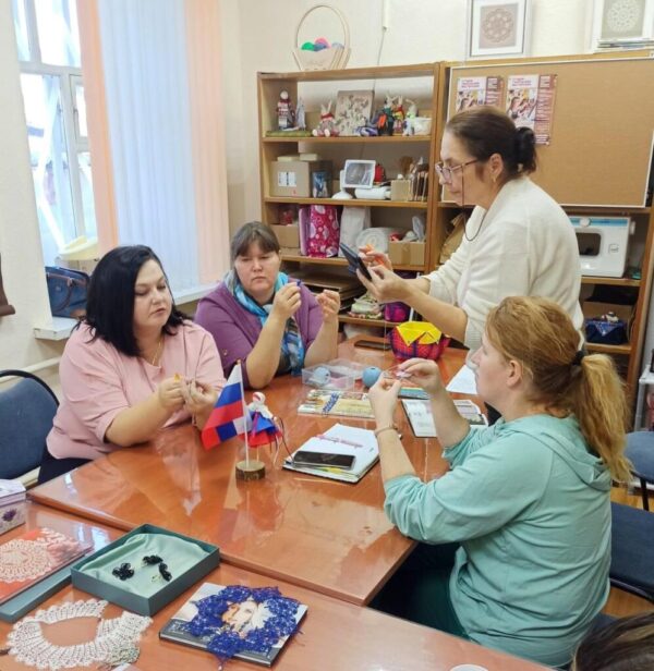 Самозанятая Анастасия Баркалова обучает девушек плетению кружев