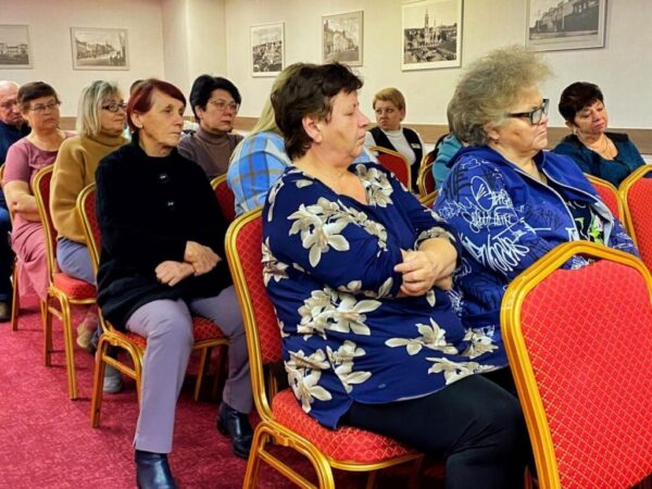 Министр информации и общественных коммуникаций Курской области Ирина Толмачева встретилась с вынужденными переселенцами в ПВР