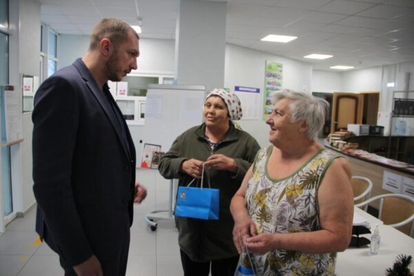Вячеслав Харитонов передал двум жительницам ПВР лекарства
