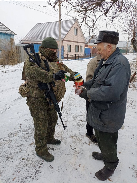 Вчера добровольцы отряда «БАРС-Курск» совместно с сотрудниками военной полиции раздавали гуманитарную помощь в поселке Глушково
