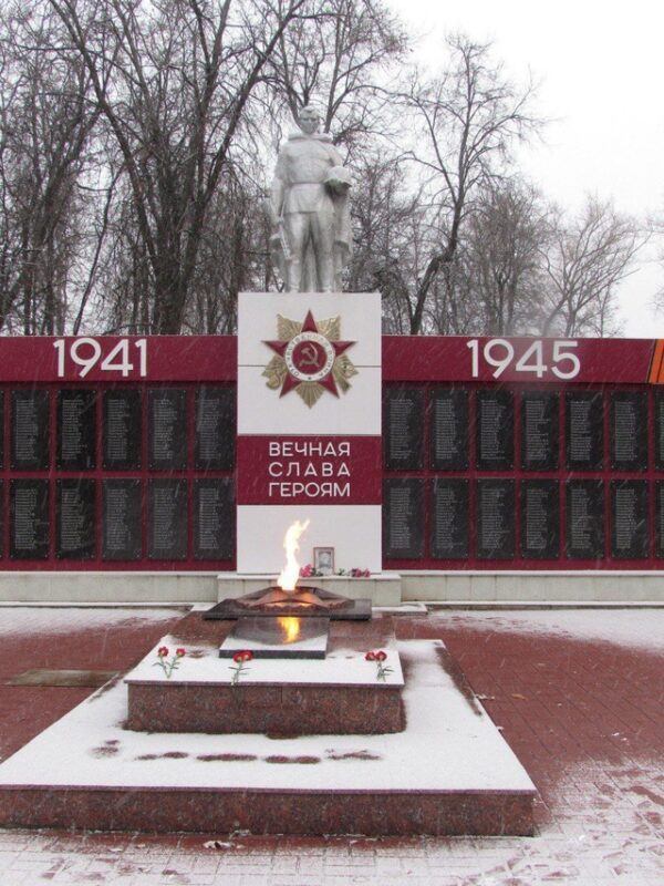 Уважаемые жители г. Дмитриева и Дмитриевского района! Поздравляем вас с 82-й годовщиной освобождения города и района от немецко-фашистских захватчиков!