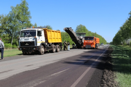 В Дмитриевском районе приступили к ремонту дороги, соединяющей два райцентра