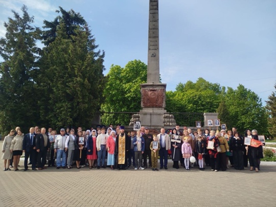 Сегодня в честь 80-й годовщины Победы в Великой Отечественной войне в районе состоялись торжественные возложения венков и цветов к братским захоронениям и памятным местам