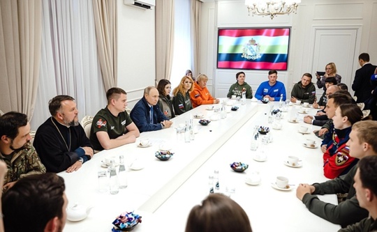 Владимир Путин встретился с волонтерами в Курской области