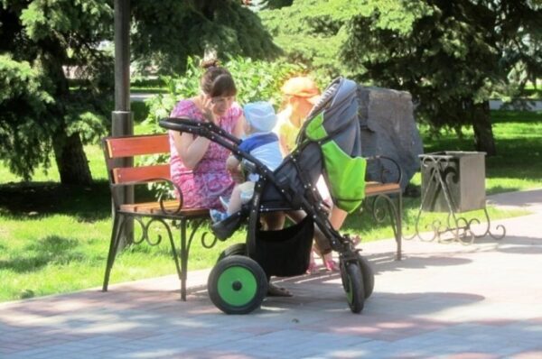 В Курской области установлена единовременная выплата на третьего и последующего ребенка в размере 300 тысяч рублей.