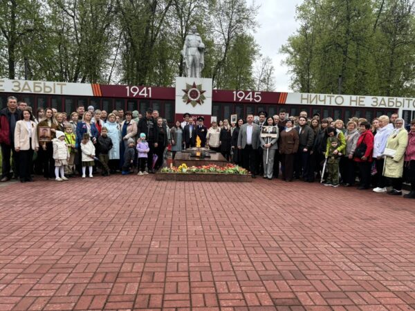 Традиционно 9 мая в районе состоялось торжественное возложение венков и цветов к братским захоронениям и памятным местам.