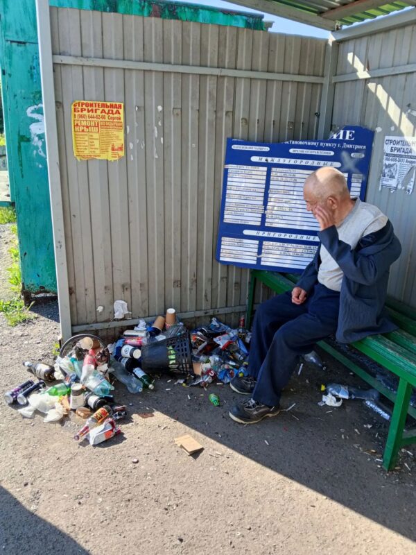 Контейнеры пустые, а мусор — рядом
