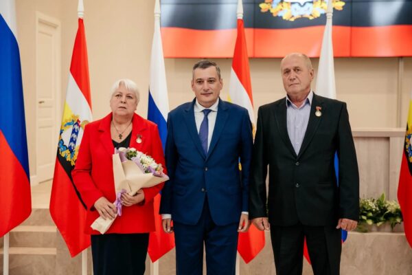 Губернатор Курской области Александр Хинштейн в торжественной обстановке вручил медали «Мать героя» и «Отец героя» супругам Должиковым и Фроловым.